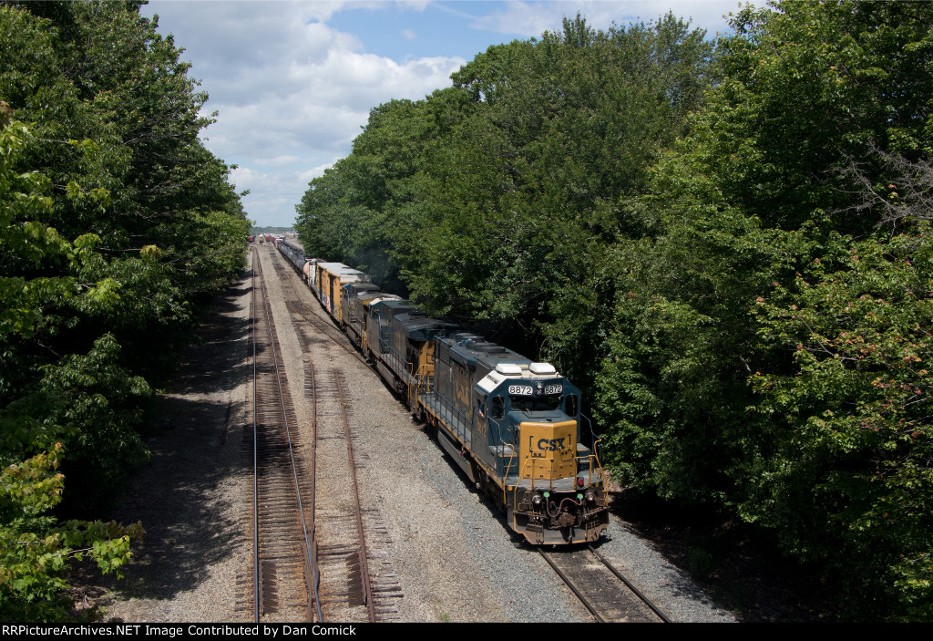 CSXT 8872 Leads M427 at Rigby Yard